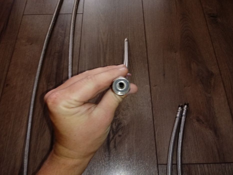 Zestaw węży przyłączeniowych do wody giętkich.