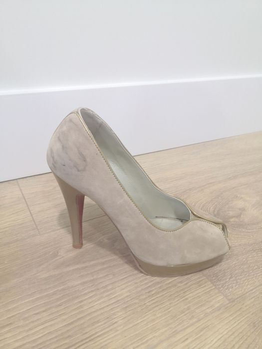 Stilletos de camurça beje com sola rosa da Samelli