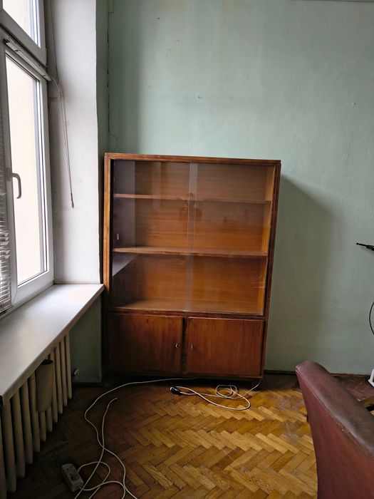 stara komoda ze szkłem do renowacji