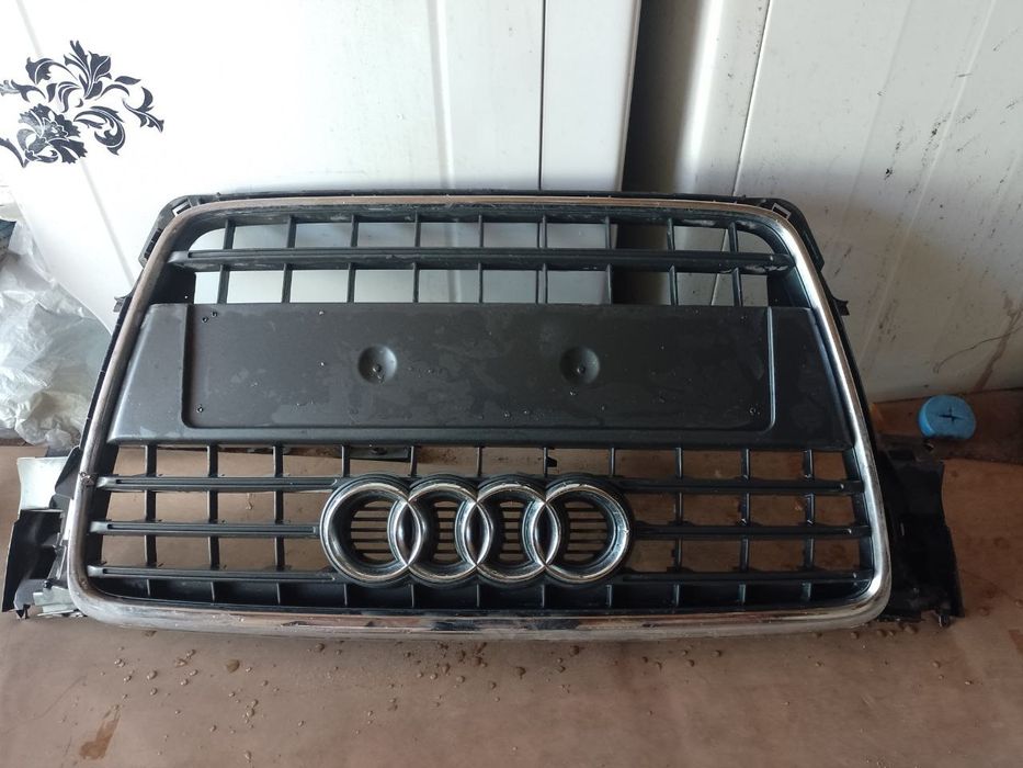 Решетка радиатора ( бампера )Audi A4 B8