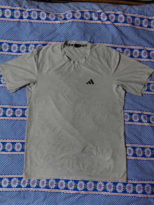 Ідеальна нова футболка адидас
