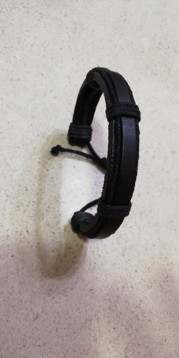 Pulseira em couro e fio