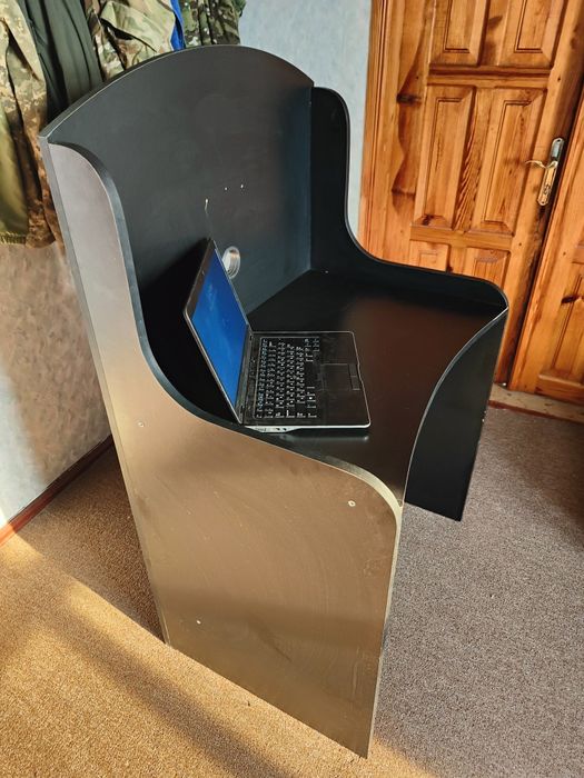 Стіл комп'ютерний компактний