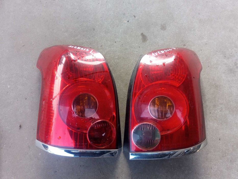 Avensis T25 kombi lampa tył Europa