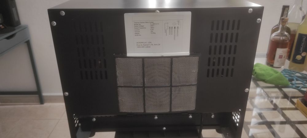 Cave de vinhos refrigerada  da marca SILVER