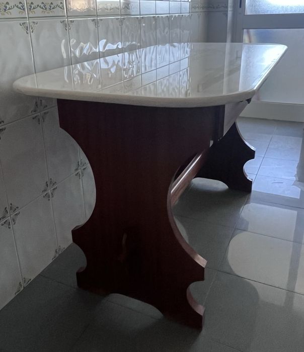 Mesa com tampo de marmore