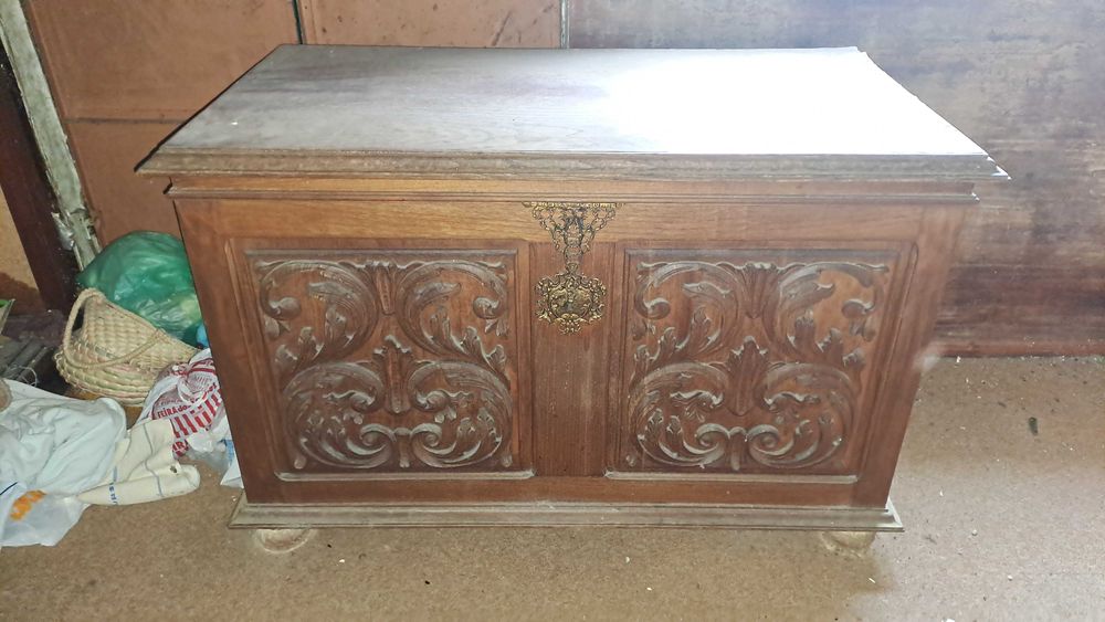 Arca de madeira trabalhada