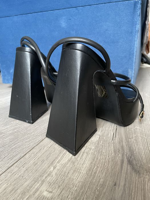 Босоніжки на платформі танкетці public desire