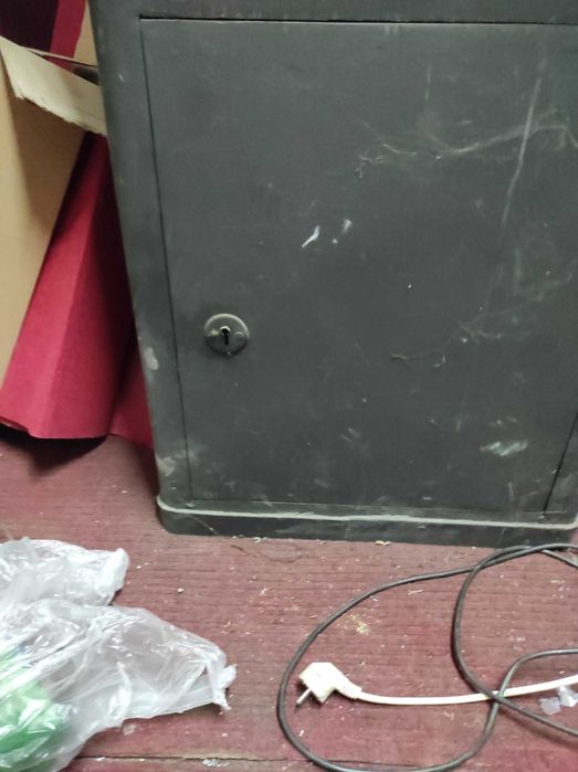 sejf stojący, kasa pancerna  do przechowania pieniędzy dokumentów