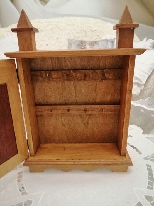 Drewniana skrzyneczka na klucze