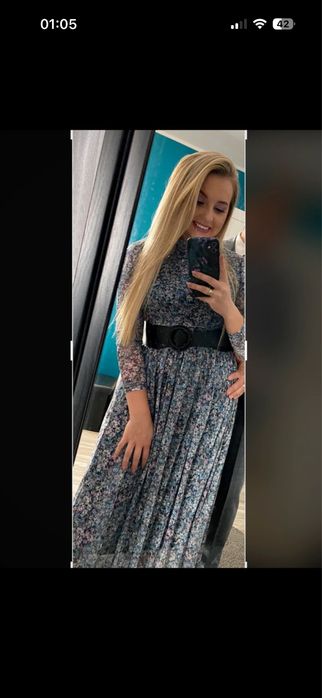 Zwiewna sukienka z półgolfem