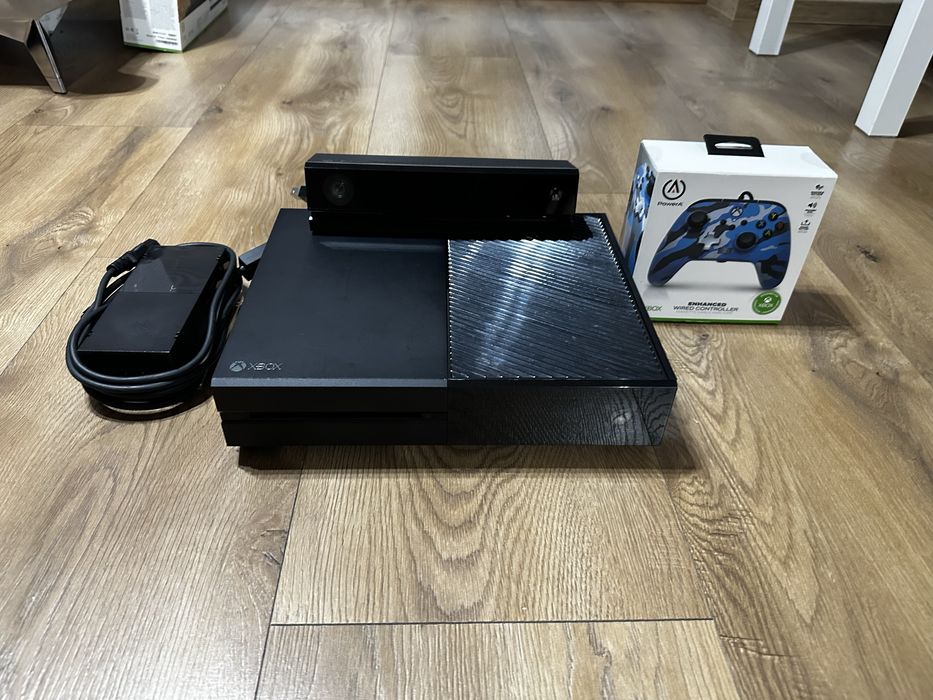 XBOX ONE 1TB + Kinect + Pad