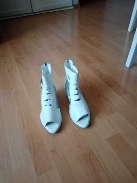 Buty białe nowe ładne.