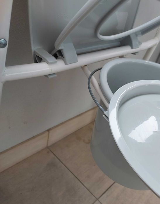 Cadeira sanitária / Alteador de sanita Invacare Styxo 2 – 3 em 1 - Como novo