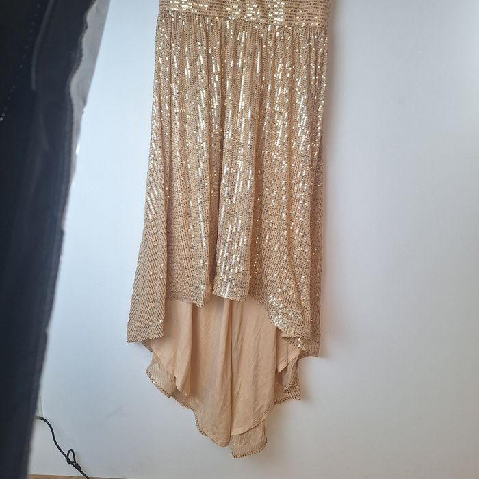 Elegancka złota sukienka ze złotymi cekinami świecąca nowa z metka