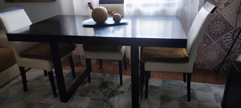 Mesa em carvalho escuro (wengé) com 4 cadeiras almofadadas