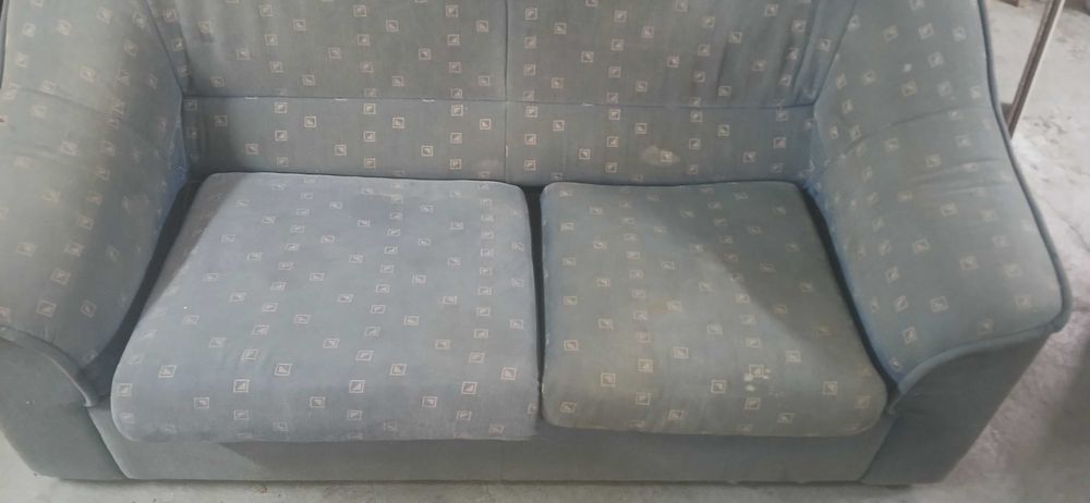 Sofa antigo de dois lugares