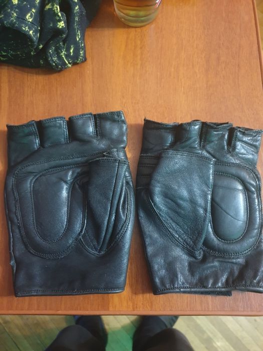 Перчатки кожаные, без пальцев!