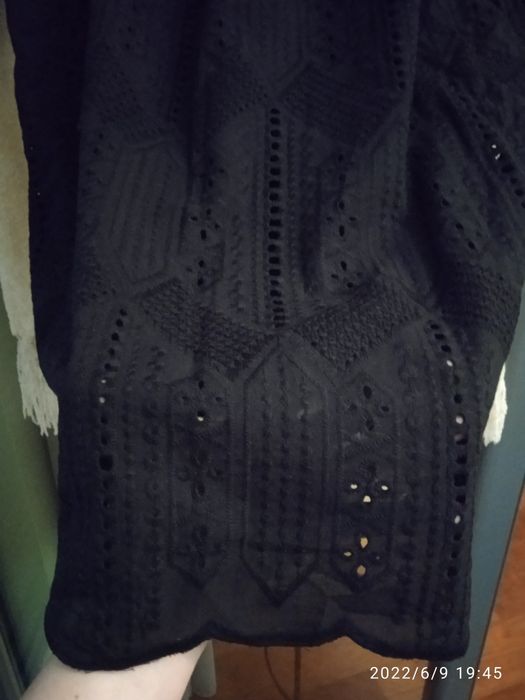 Vestido preto, todo em bordado inglês, da Rinascimento