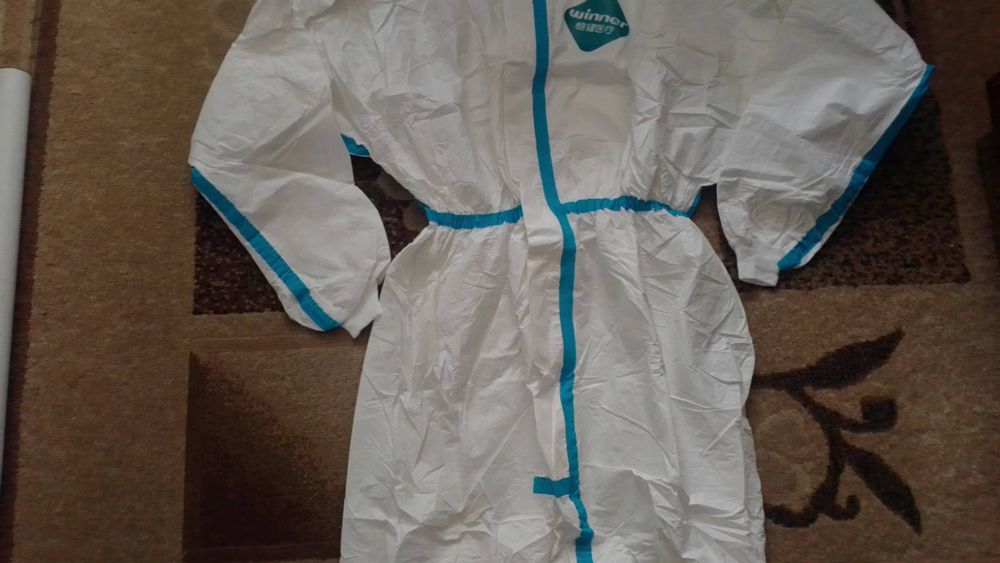 Медицинский одноразовый комбинезон