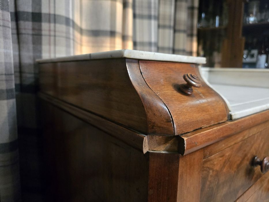 Zabytkowa zadbana komoda