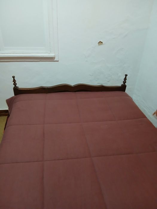 Cama em madeira antiga