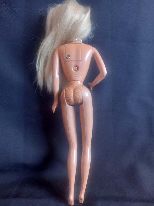 Barbie anos 90 a funcionar.