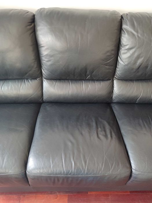 Sofá em pele preto 3 lugares
