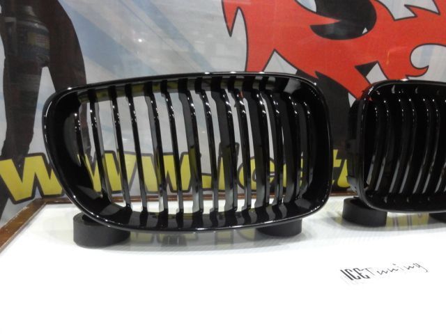 Grelha frontal BMW E81 / E82 / E87 / E88 LCI 07-11 M4 look / dupla lamina em preto piano brilhante