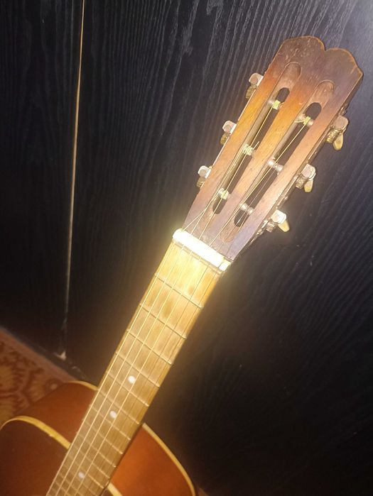 акустична добра шестиструнна гітара