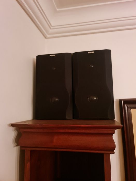 Movel sala TV e Som e pequeno bar com iluminação