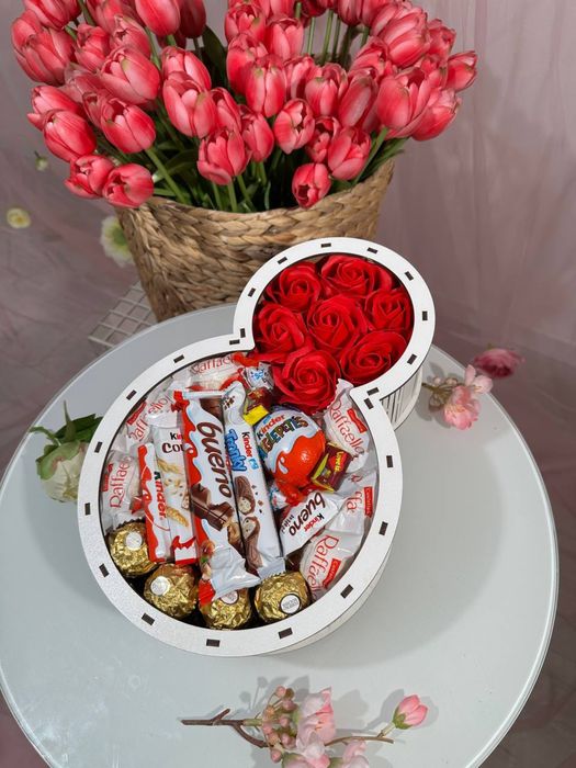 Солодкий подарунок на 8 березня з мильними квітами, преміум солодощами