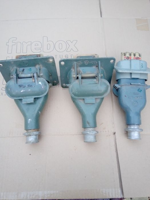 Вилка кабельная с розеткой4*25 Вт 400 В