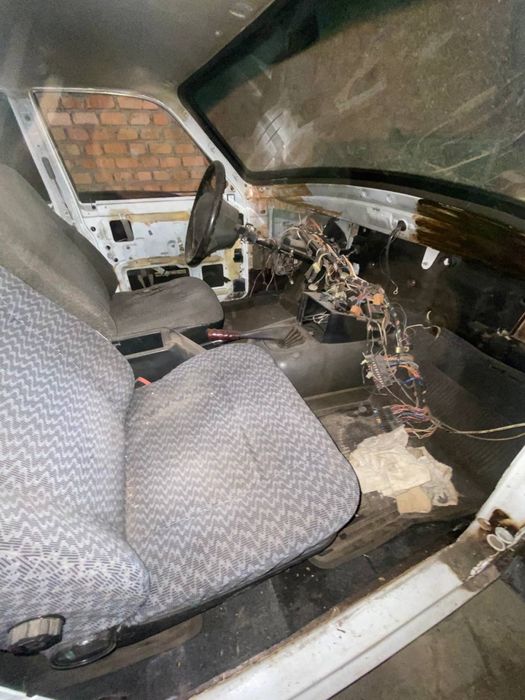 Розборка ГАЗ 3110 «Волга» — є всі запчастини. Автомобіль ГАЗ 3110, білий колір. Машина була на ходу. Є всі запчастини.