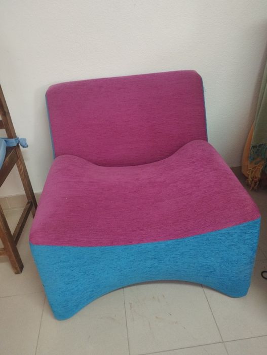 Sofá cor de rosa e azul