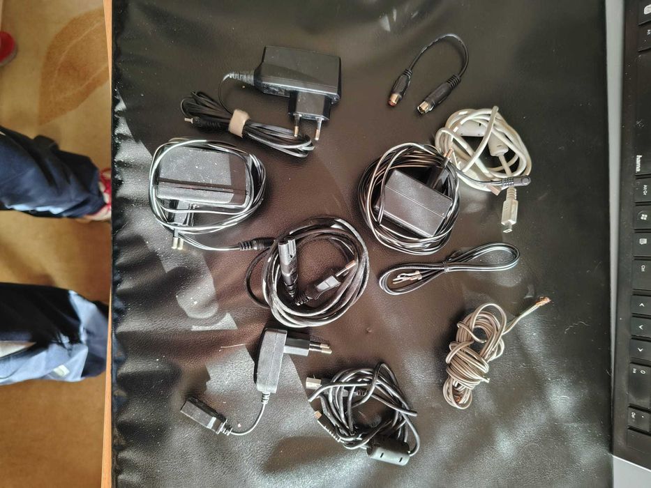 Cabos, carregadores e outro acessórios aleatórios