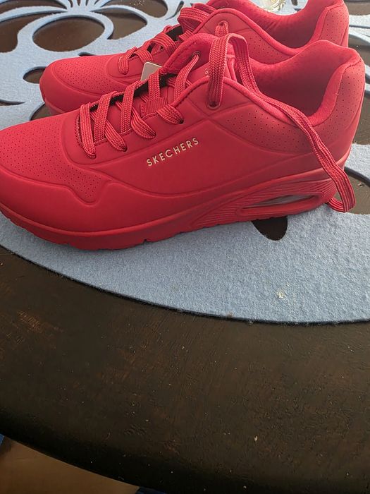 Czerwone skechersy