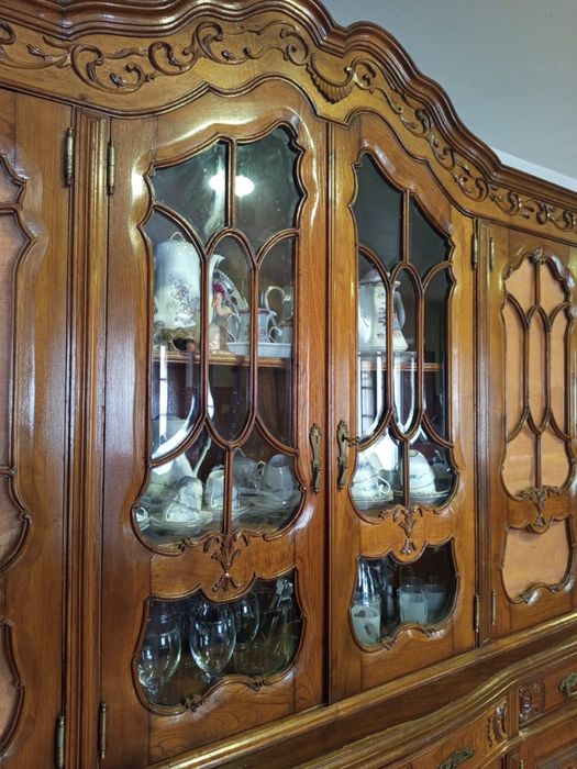 Armário Rústico Antigo em Madeira Maciça – Entalhes Artesanais