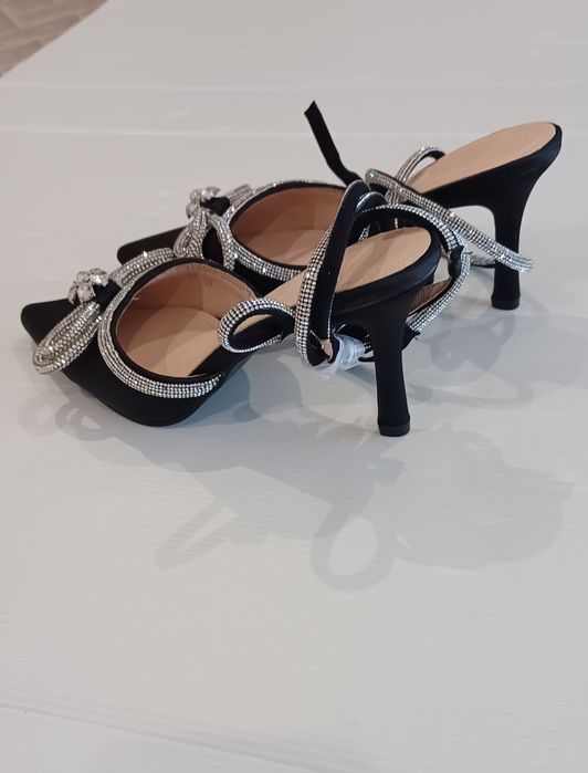 Sansaliaa com brilhantes pretas