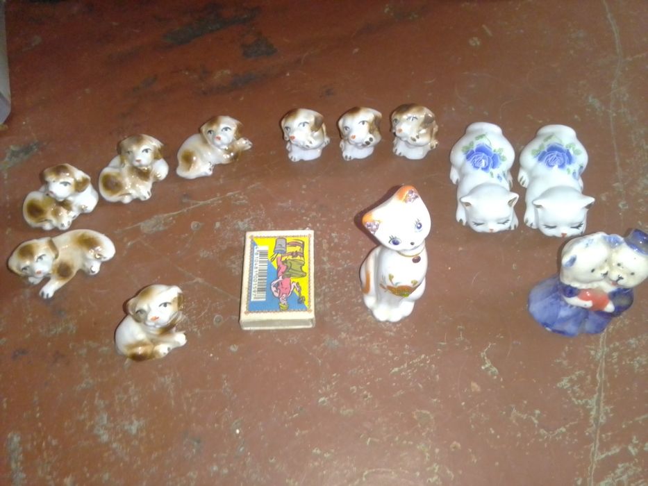Фарфоровые статуэтки 12 шт.