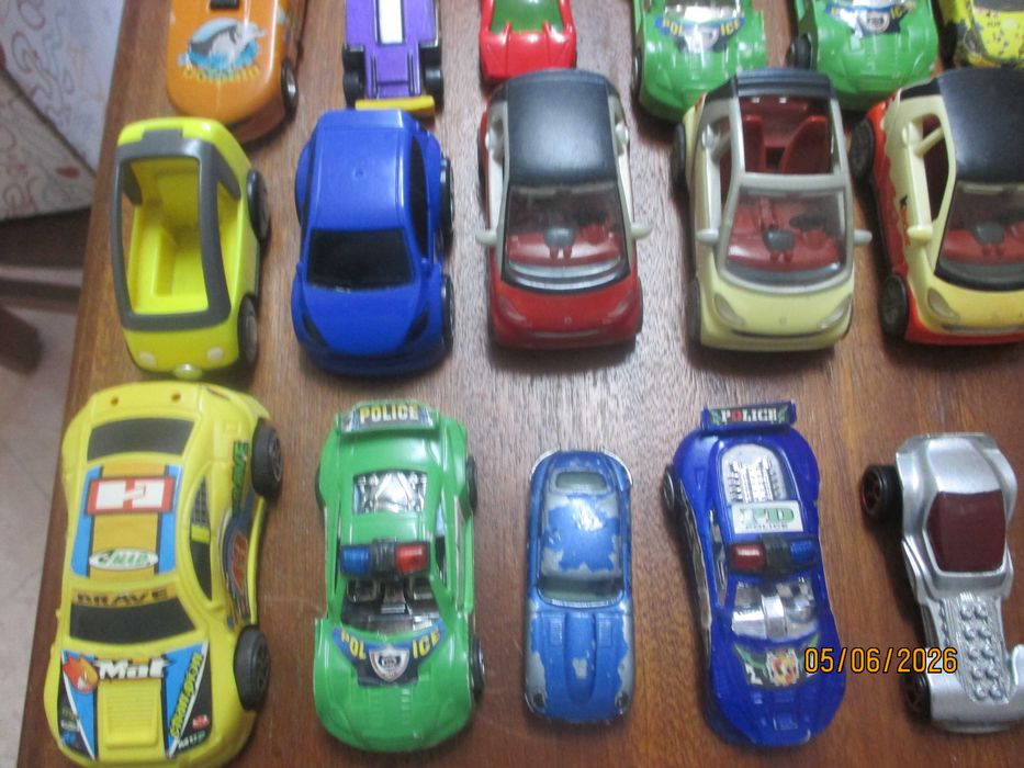 Lote de 60 carrinhos de vários tamanhos