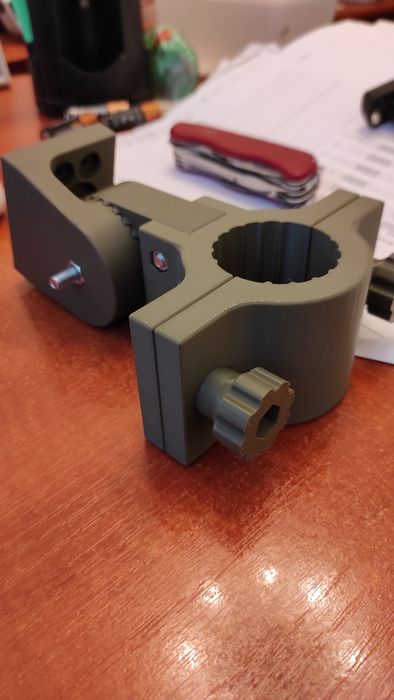 Поворотне кріплення, кронштейн для антени Аведжер Avenge