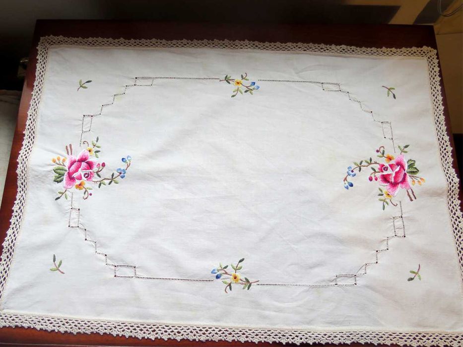 Pano de Tabuleiro em Linho Bordado à Mão – 55 x 38 cm