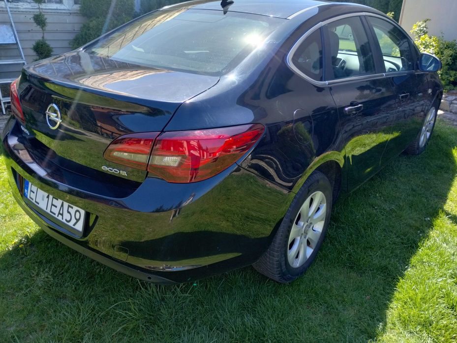 opel Astra 1,6 bogate wyposaż niski przebieg