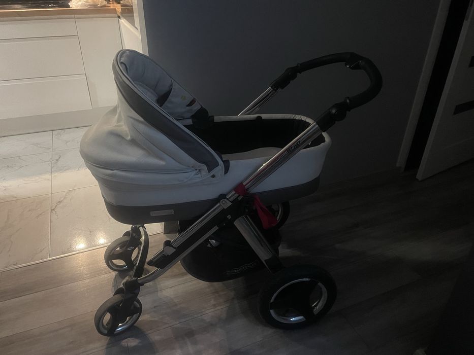 Piekny, komfortowy wozek 2w1 z parasolka