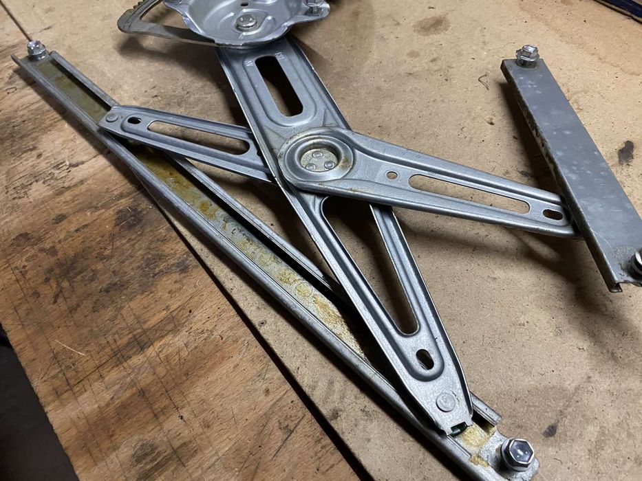 Передній правий пасажирський механізм склопідйомника Тойота Авенсіс