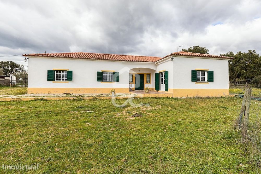 Quinta de 0,7 ha com Moradia T4 e Anexos | Azaruja, Évora