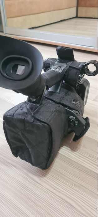 Видеокамера Sony AX2000E