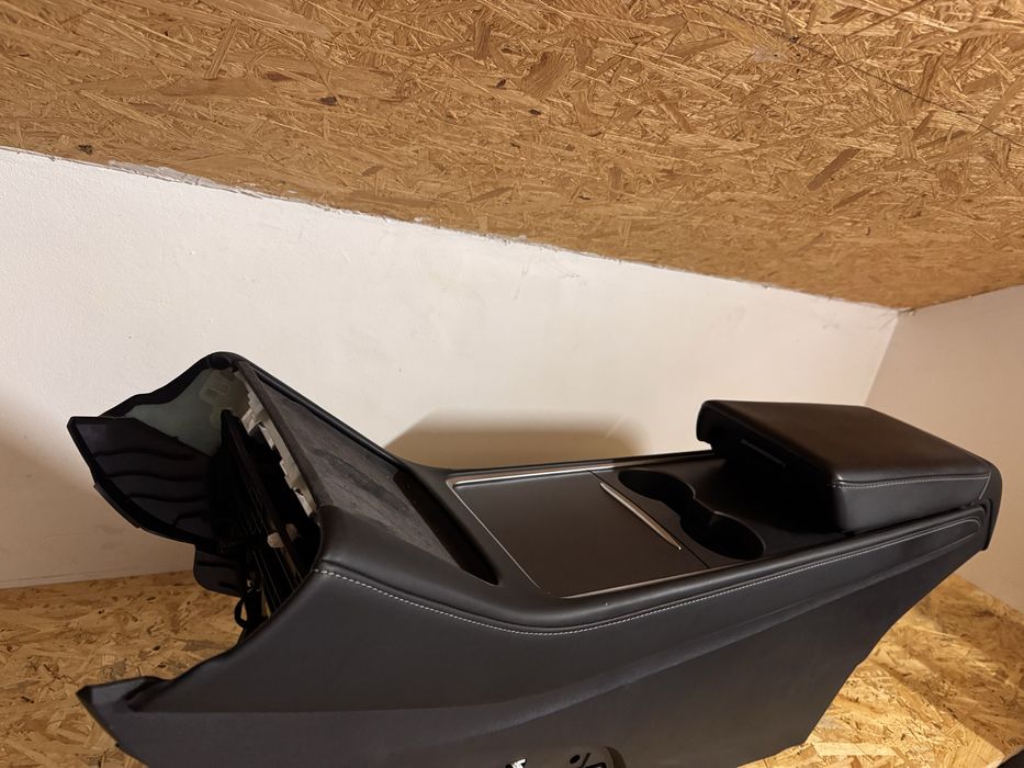 Консоль центральна Tesla Model 3