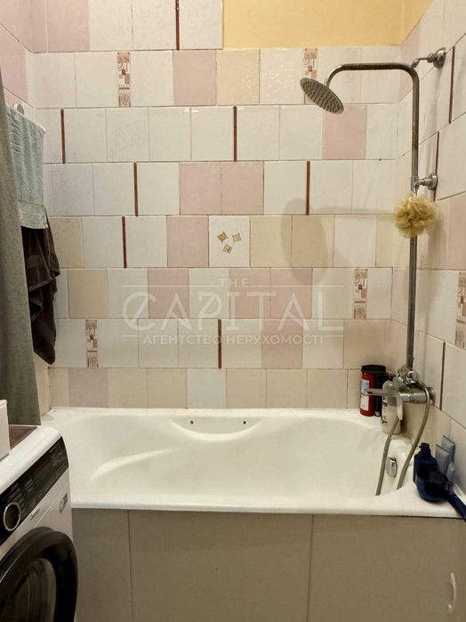 Продаж Коновальця Євгена Печерськ  простора квартира 150м2